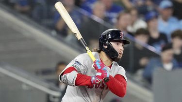 Wilyer Abreu, de los Medias Rojas de Boston, batea un doble productor contra los Azulejos de Toronto durante la tercera entrada en Toronto, el lunes 23 de septiembre de 2024. (Chris Young/The Canadian Press vía AP)