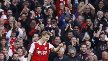 Arsenal aplasta 5-0 al Forest y recupera el liderato