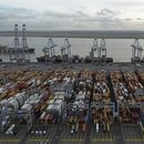 ARCHIVO - Contenedores de mercancías esperan a ser procesados en el puerto de Gateway de Londres, en Stanford-le-Hope, en el estuario del Támesis, al este de Londres, el 5 de febrero de 2025. (AP Foto, archivo)