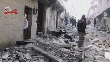 americateve | Civiles recorren una calle cubierta de escombros a causa de la devastacion por el estallido de una bomba de barril lanzada en la ciudad de Alepo, Siria, el jueves 6 de febrero de 2014. Siria est&aacute; inmersa en una cruenta guerra civil desde hace tres