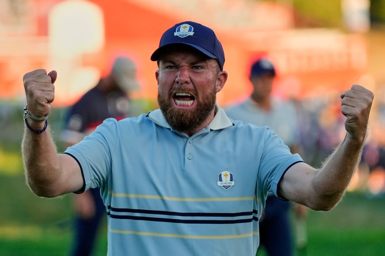 Shane Lowry, del equipo de Europa, festeja un birdie de su compañero Rory McIlroy en la Copa Ryder, el viernes 26 de septiembre de 2025, en Farmingdale, Nueva York (AP Photo/Robert Bukaty)