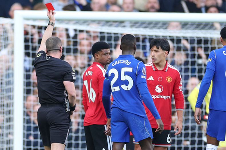 El árbitro Peter Bankes le muestra la tarjeta roja al defensor del Manchester United Lisandro Martínez en el encuentro de la Liga Premier ante el Chelsea el sábado 31 de octubre del 2026. (AP Foto/Ian Walton)