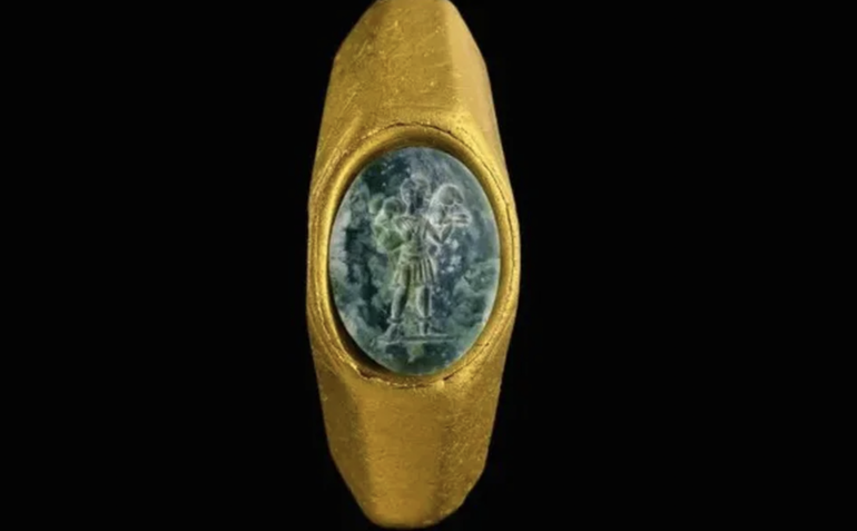 Histórico: rescatan del fondo del mar un anillo del siglo III que tiene tallada una imagen de Jesús