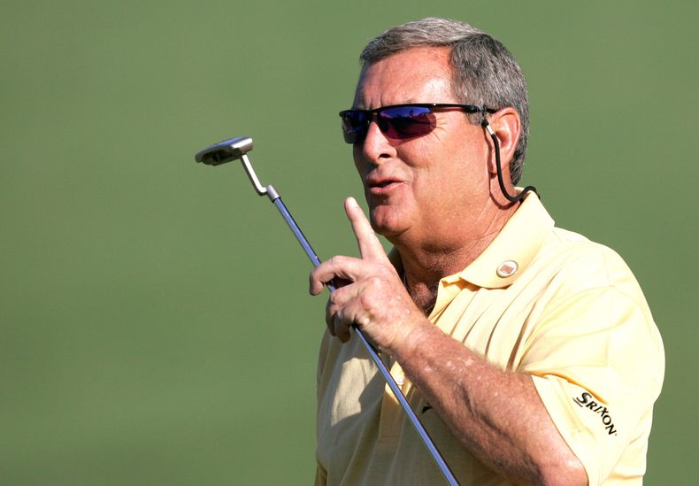 ARCHIVO - Foto del 6 de abril del 2006, el golfista Fuzzy Zoeller le pide silencio a la afición en la primera ronda del Masters en Augusta National. (AP Foto/Morry Gash, Archivo)