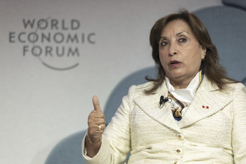 La presidenta de Perú, Dina Boluarte, habla durante una sesión de panel de la 55a reunión anual del Foro Económico Mundial en Davos, Suiza, el miércoles 22 de enero de 2025. (Michael Buholzer/Keystone vía AP)