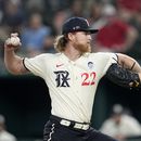 Jon Gray, abridor de los Rangers de Texas, lanza frente a un bateador de los Marineros de Seattle, durante la primera entrada del juego de béisbol, el viernes 2 de junio de 2023, en Arlington, Texas. (AP Foto/Tony Gutierrez)