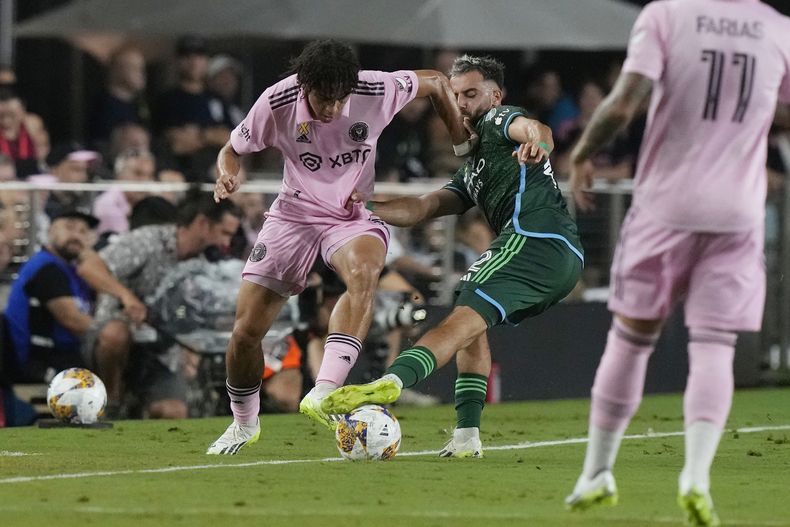 Kevin OToole, del New York City FC, intenta frenar el paso de David Ruiz, del Inter Miami, en un partido de la MLS, disputado el sábado 30 de septiembre de 2023 (AP foto/Marta Lavandier)