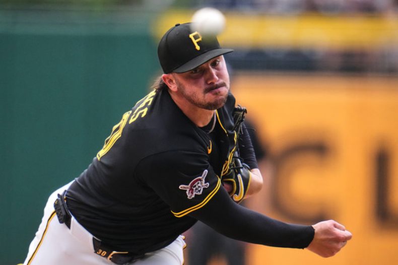 El lanzador de los Piratas de Pittsburgh, Paul Skenes, realiza un lanzamiento durante la segunda entrada de un partido de béisbol contra los Cerveceros de Milwaukee, en Pittsburgh, el domingo 12 de julio de 2026. (Foto AP/Gene J. Puskar)