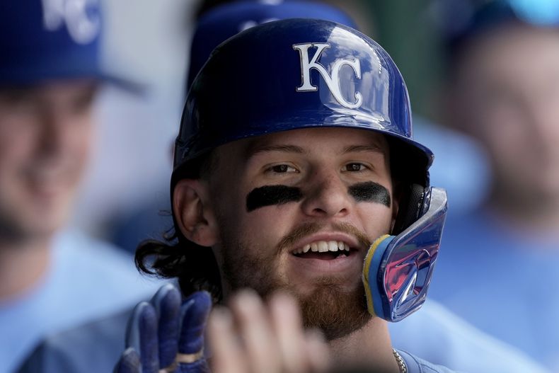 Bobby Witt Jr., de los Reales de Kansas City, festeja en la cueva, luego de conectar un jonrón solitario durante el juego del miércoles 8 de mayo de 2024, ante los Cerveceros de Milwaukee (AP Foto/Charlie Riedel)
