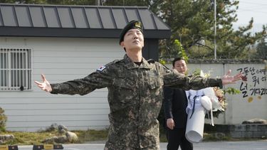 ARCHIVO - J-Hope, miembro de la banda de K-pop BTS, reacciona después de completar el servicio militar obligatorio fuera de una base militar en Wonju, Corea del Sur, el jueves 17 de octubre de 2024. (Foto AP/Ahn Young-joon, archivo)