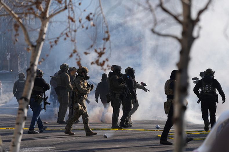 Agentes migratorios tratan de sofocar una protesta en Minneapolis el 24 de enero del 2026. (AP foto/Abbie Parr)