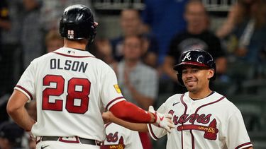 El primera bade de los Bravos de Atlanta, Matt Olson (28), celebra después de conectar un jonrón de dos carreras en la octava entrada del juego de béisbol contra los Mets de Nueva York, Martes 11 de agosto de 2026, en Atlanta. (AP Foto/Mike Stewart)