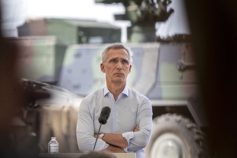 El secretario general de la OTAN, Jens Stoltenberg, habla durante una conferencia de prensa en Pabrade, a unos 60 kilómetros (38 millas) al norte de Vilna, capital de Lituania, el lunes 26 de junio de 2023. (AP Foto/Mindaugas Kulbis)