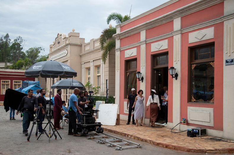 Actores graban una escena de la telenovela A Nobreza do Amor en un plató de TV Globo, el jueves 12 de marzo de 2026, en Río de Janeiro. (AP Foto/Bruna Prado)