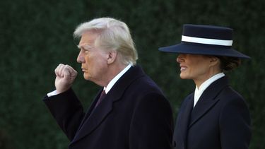 El presidente electo Donald Trump gesticula acompañado por su esposa Melania tras una misa en la iglesia St. John cerca de la Casa Blanca, en Washington, el lunes 20 de enero de 2025. (AP Foto/Matt Rourke)