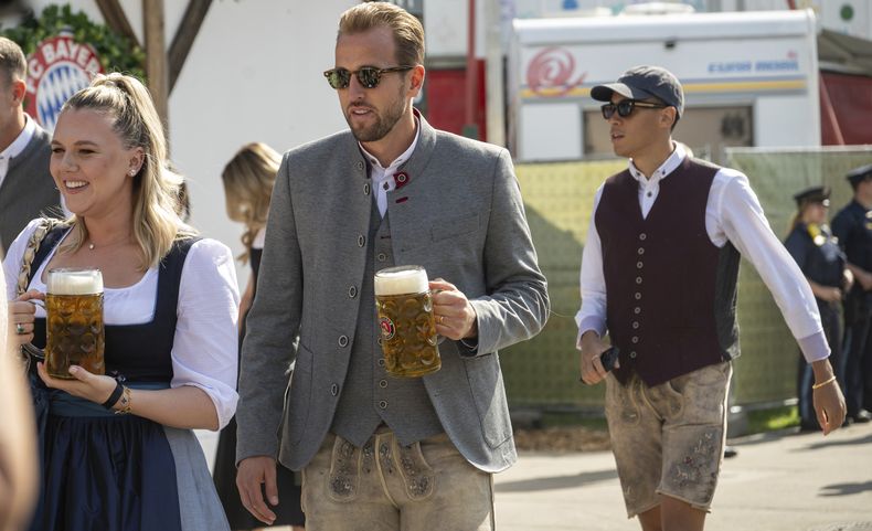 Harry Kane del Bayern Múnich, acompañado por su esposa Katie Goodall, durante la visita del equipo al Oktoberfest, el domingo 22 de septiembre de 2024, en Múnich. (Stefan Puchner/dpa vía AP)