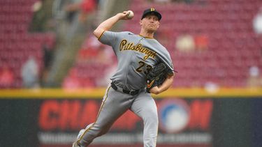 Mitch Keller, de los Piratas de Pittsburgh, lanza durante la tercera entrada de un partido de béisbol contra los Rojos de Cincinnati en Cincinnati, el domingo 2 de agosto de 2026. (Foto AP/Tanner Pearson)