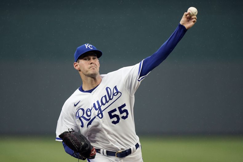 Cole Ragans, abridor de los Reales de Kansas City, realiza un lanzamiento en el duelo ante los Mets de Nueva York, el miércoles 2 de agosto de 2023 (AP Foto/Charlie Riedel)