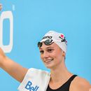 Summer McIntosh saluda a los aficionados tras establecer un nuevo récord mundial en la final de los 200 metros mariposa femeninos en las pruebas clasificatorias de natación de Canadá en Montreal, el domingo 5 de julio de 2026. (Graham Hughes/The Canadian Press vía AP)
