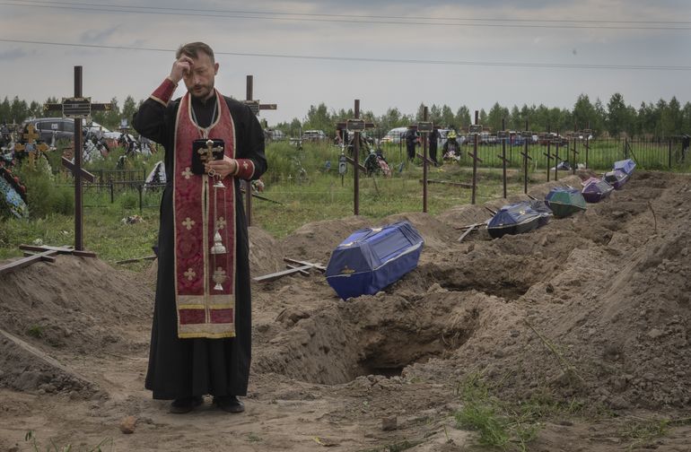 Ucrania: Entierran a más víctimas no identificadas