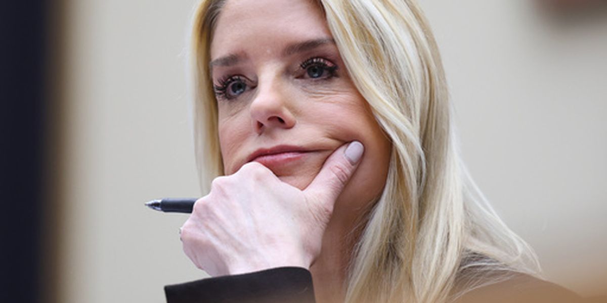 ARCHIVO - La secretaria de Justicia Pam Bondi escucha su testimonio ante una audiencia de supervisión de la Comisión Judicial de la Cámara de Representantes, en el Capitolio, Washington, el 11 de febrero de 2026. (Foto AP/Tom Brenner, archivo)
