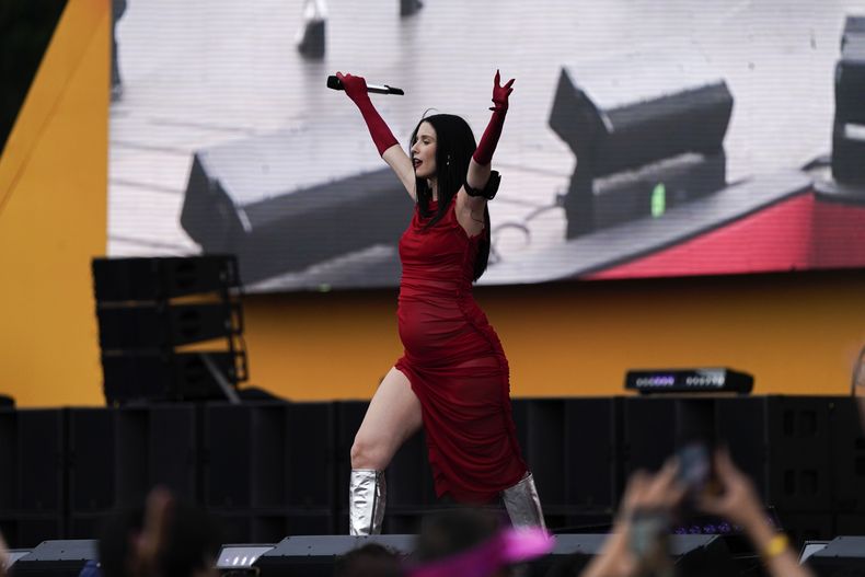 La cantante chilena Francisca Valenzuela durante su concierto en el festival HERA HSBC en la Ciudad de México el sábado 24 de agosto de 2024. (Foto AP/Aurea Del Rosario)
