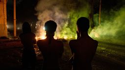 ARCHIVO -Varias personas observan una barricada en llamas prendida por residentes que protestan contra los prolongados apagones en La Habana, Cuba, el 13 de mayo de 2026. (AP Foto/Ramón Espinosa, archivo)