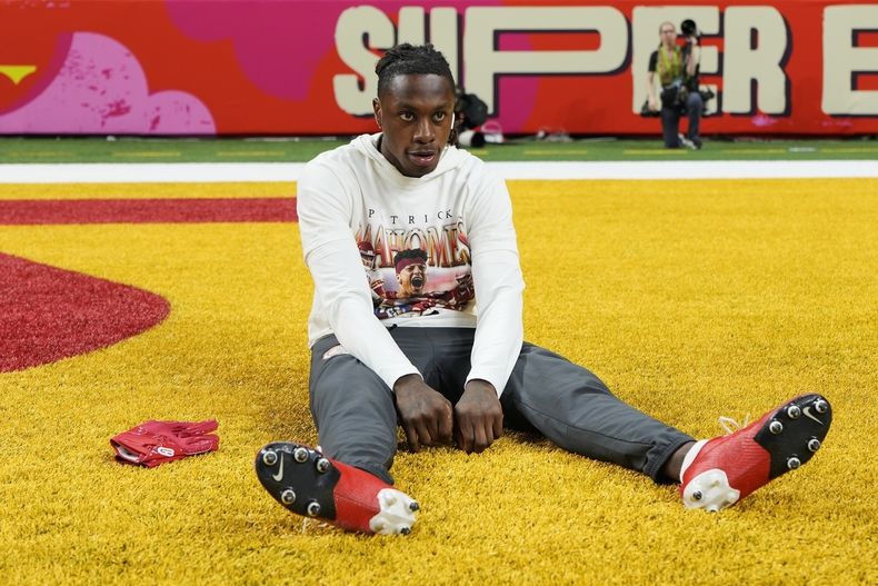 El receptor de los Chiefs de Kansas City Xavier Worthy calienta en el campo antes del Super Bowl LIX ante los Eagles de Filadelfia el domingo 9 de febrero del 2025. (AP Foto/Brynn Anderson)