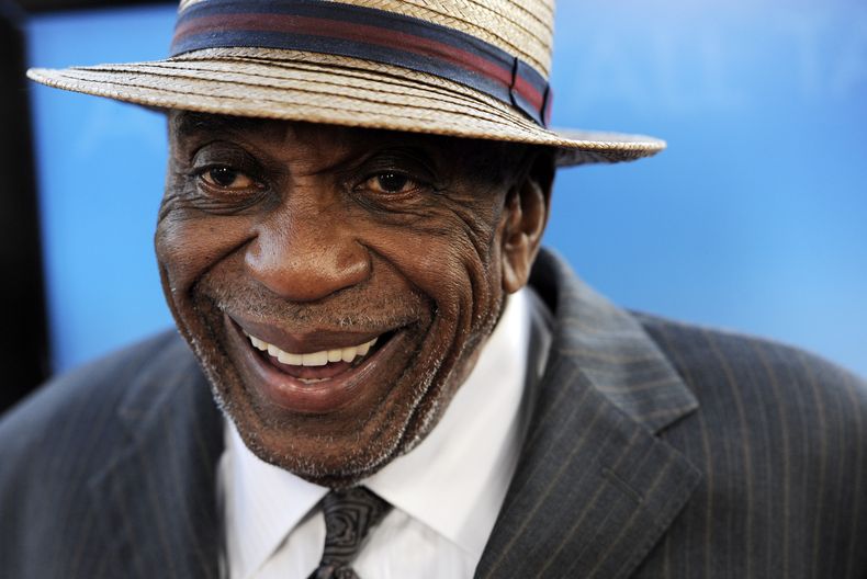 ARCHIVO - El actor Bill Cobbs, miembro del reparto de Get Low, llega al estreno de la película en Beverly Hills, California, el 27 de julio de 2010. Cobbs, el actor de carácter que se convirtió en una presencia omnipresente y sabia en la pantalla cuando era un hombre mayor. Murió el martes 25 de junio de 2024 en su casa de Inland Empire, California. Tenía 90 años. (Foto AP/Chris Pizzello, archivo)