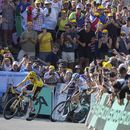 Jonas Vingegaard (amarillo) y Tadej Pogacar rumbo a la meta de la 15ta etapa del Tour de Francia, el domingo 16 de julio de 2023, en Saint-Gervais Mont-Blanc. (AP Foto/Thibault Camus)