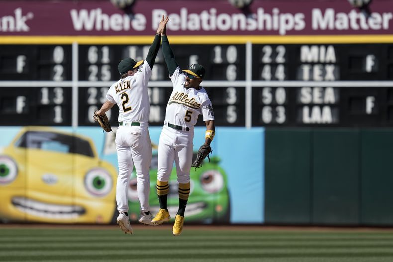 El campocorto de los Atléticos de Oakland, Nick Allen celebra junto al segunda base Tony Kemp luego de la victoria ante los Gigantes de San Francisco, en Oakland, California. Domingo 6 de agosto de 2023, (AP Foto/Godofredo A. Vásquez)