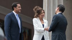 La secretaria de Seguridad Nacional de EEUU, Kristi Noem, saluda al canciller de Honduras, Javier Bú Soto, afuera de la residencia presidencial en Tegucigalpa, Honduras, el miércoles 25 de junio de 2025. (Anna Moneymaker/Pool vía AP)