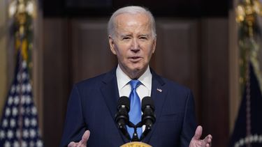 El presidente estadounidense Joe Biden habla durante una reunión del Consejo Nacional de Asesoría sobre Infraestructura en la Casa Blanca, el miércoles 13 de diciembre de 2023, en Washington. (AP Foto/Evan Vucci)
