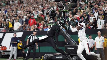 Garrett Wilson, receptor de los Jets de Nueva York, atrapa un pase de anotación frente a Kamari Lassiter, de los Texans de Houston, el jueves 31 de octubre de 2024 (AP Foto/Seth Wenig)