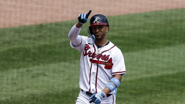 Eddie Rosario de los Bravos de Atlanta tras conectar un jonrón en el sexto inning ante los Rockies de Colorado, el domingo 18 de julio de 2023, en Atlanta. (AP Foto/Butch Dill)