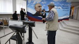 Foto de un centro de votación durante las elecciones en Donetsk, en la zona de Donetsk, ocupada por Rusia, en Ucrania, el 10 de septiembre de 2023. (Foto AP)