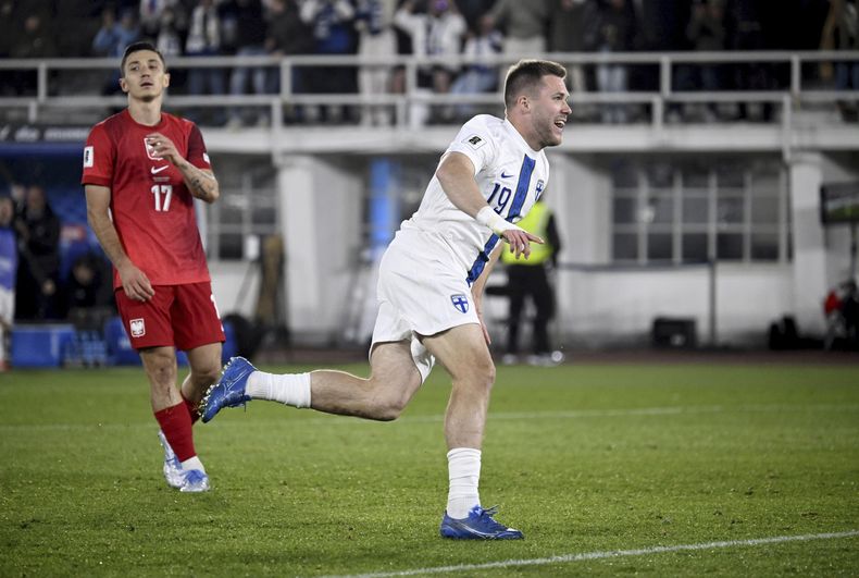 Benjamin Kllman, de la selección de Finlandia, festeja tras anotar ante Polonia el marts 10 de junio de 2025, en un partido de la eliminatoria mundialista en Helsinki (Markku Ulander/Lehtikuva via AP)