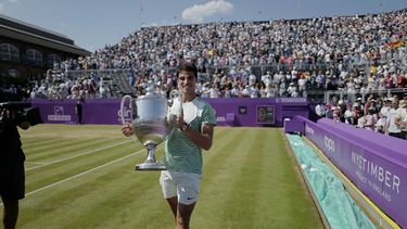 Carlos Alcaraz carga el trofeo de campeón del torneo del Queens Club tras derrotar a Alex de Miñaur en la final, el domingo 25de junio de 2023, en Londres. (AP Foto/Alberto Pezzali)