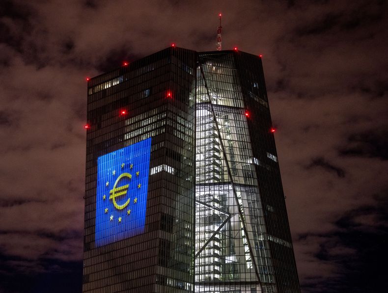 ARCHIVO - Una instalación de luz se proyecta sobre el edificio del Banco Central Europeo durante un ensayo en Fráncfort, Alemania, el jueves 30 de diciembre de 2021. (Foto/Michael Probst, Archivo)