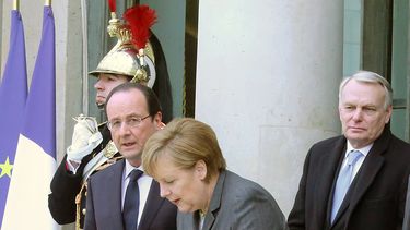 americateve | La canciller alemana Angela Merkel sale del Palacio del Eliseo al concluir una reuni&oacute;n franco-germana en Par&iacute;s, el mi&eacute;rcoles 19 de febrero de 2014. A la derecha est&aacute; el primer ministro franc&eacute;s Jean-Marc Ayrault y a la iz