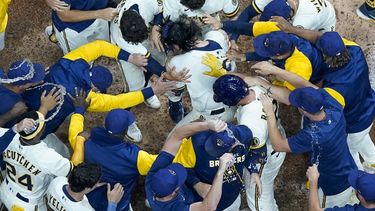 Cerveceros remontan a Piratas impulsados por Mitchell, Hiura