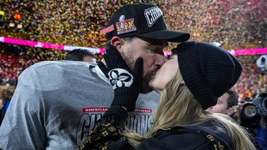 El ala cerrada de los Chiefs de Kansas City, Travis Kelce, y Taylor Swift se besan después del partido de la NFL por el Campeonato de la AFC contra los Bills de Buffalo, el domingo 26 de enero de 2025, en Kansas City, Missouri. (Foto AP/Ashley Landis)