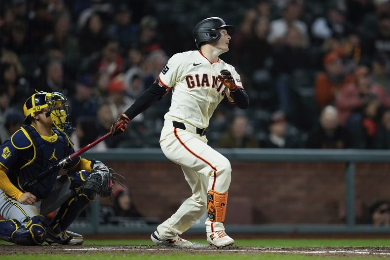 Mike Yastrzemski, de los Gigantes de San Francisco, conecta un doble productor en el encuentro del miércoles 11 de septiembre de 2024, ante los Cerveceros de Milwaukee (AP Foto/Godofredo A. Vásquez)