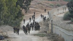 Soldados israelíes vigilan una zona cercana al kibutz Beeri, en Israel, el miércoles 11 de octubre de 2023. (AP Foto/Ohad Zwigenberg)