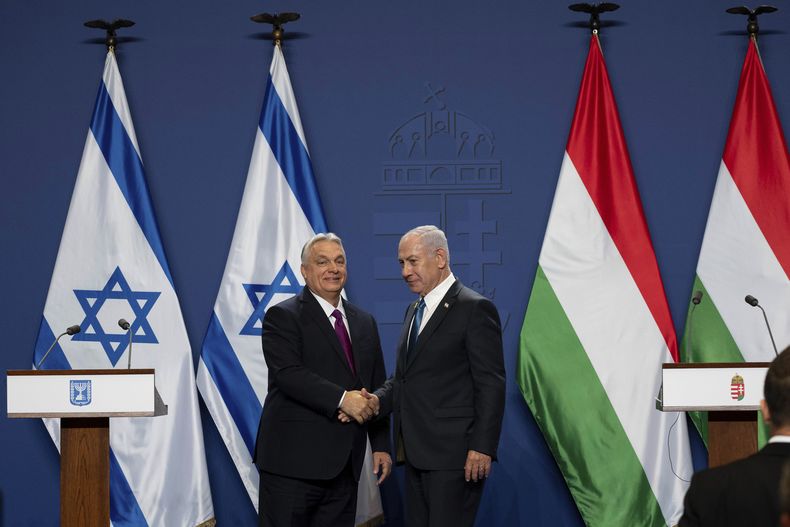El primer ministro húngaro, Viktor Orban, izquierda, y el primer ministro de Israel, Benjamin Netanyahu, se dan la mano tras emitir un comunicado de prensa en el Monasterio Carmelita del castillo Buda, en Budapest, Hungría, el jueves 3 de abril de 2025. (AP Foto/Denes Erdos)