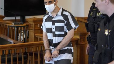 ARCHIVO - Hadi Matar, el hombre acusado de apuñalar al autor Salman Rushdie, llega para una lectura de cargos en el juzgado del condado de Chautauqua, el 13 de agosto de 2022, en Mayville, Nueva York. Matar rechazó un acuerdo de culpabilidad el martes 2 de julio de 2024, que habría acortado su pena de prisión, pero lo expondría a un cargo federal relacionado con terrorismo, dijo el abogado del acusado. (Foto AP/Gene J. Puskar, archivo)