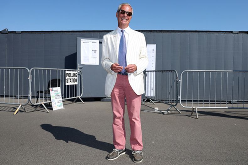 El líder del partido británico Reform UK, Nigel Farage, llega a un centro de votación en Walton on the Naze, el 13 de agosto de 2026 para votar en una elección especial. (AP Foto/Richard Pelham)