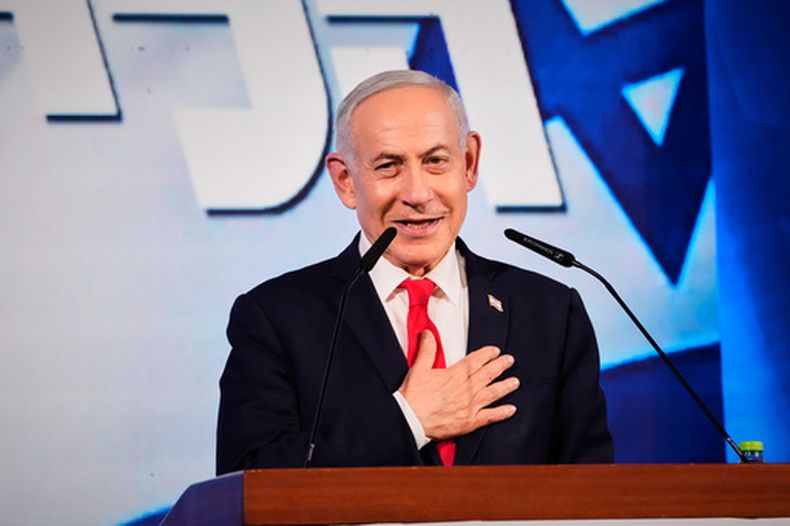 El primer ministro de Israel, Benjamin Netanyahu, habla a sus seguidores en la sede del partido Likud, en Jerusalén, tras conocerse los primeros sondeos en las elecciones generales en Israel, el 28 de octubre de 2026. (AP Foto/Ohad Zwigenberg)