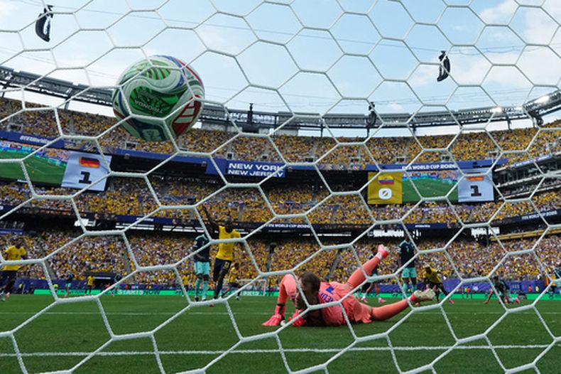 Nilson Angulo (20) anota un gol para Ecuador, batiendo al arquero alemán Manuel Neuer en el partido del Grupo E del Mundial, el jueves 25 de junio de 2026, en East Rutherford, Nueva Jersey. (AP Foto/Frank Franklin II)