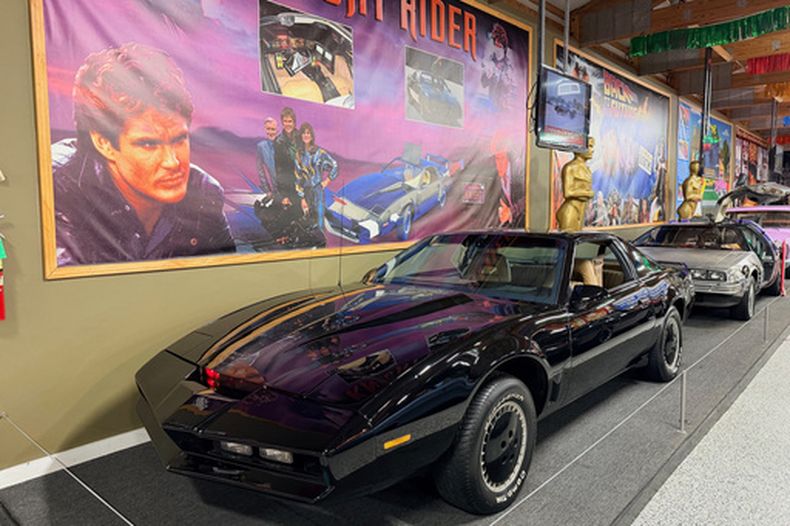 Esta fotografía, proporcionada por Jim Wojdyla, muestra una réplica del Pontiac Trans Am negro de la serie de televisión de la década de 1980 Knight Rider, el lunes 11 de mayo de 2026, en el Museo de Volo, en Volo, Illinois. (Jim Wojdyla vía AP)
